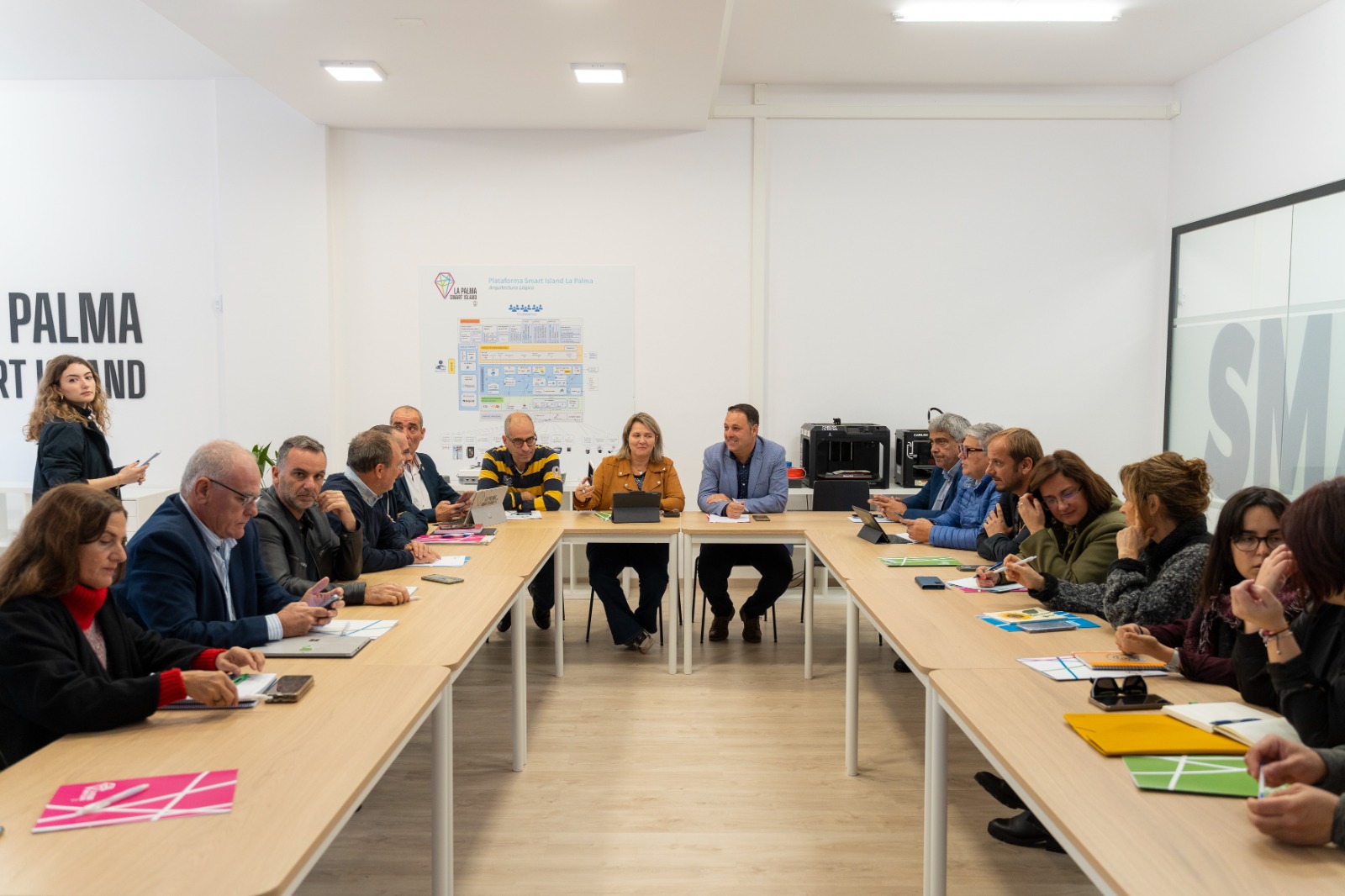 El Gobierno canario aborda con el Cabildo de La Palma y los ayuntamientos afectados las medidas para la recuperación de la normalidad agraria