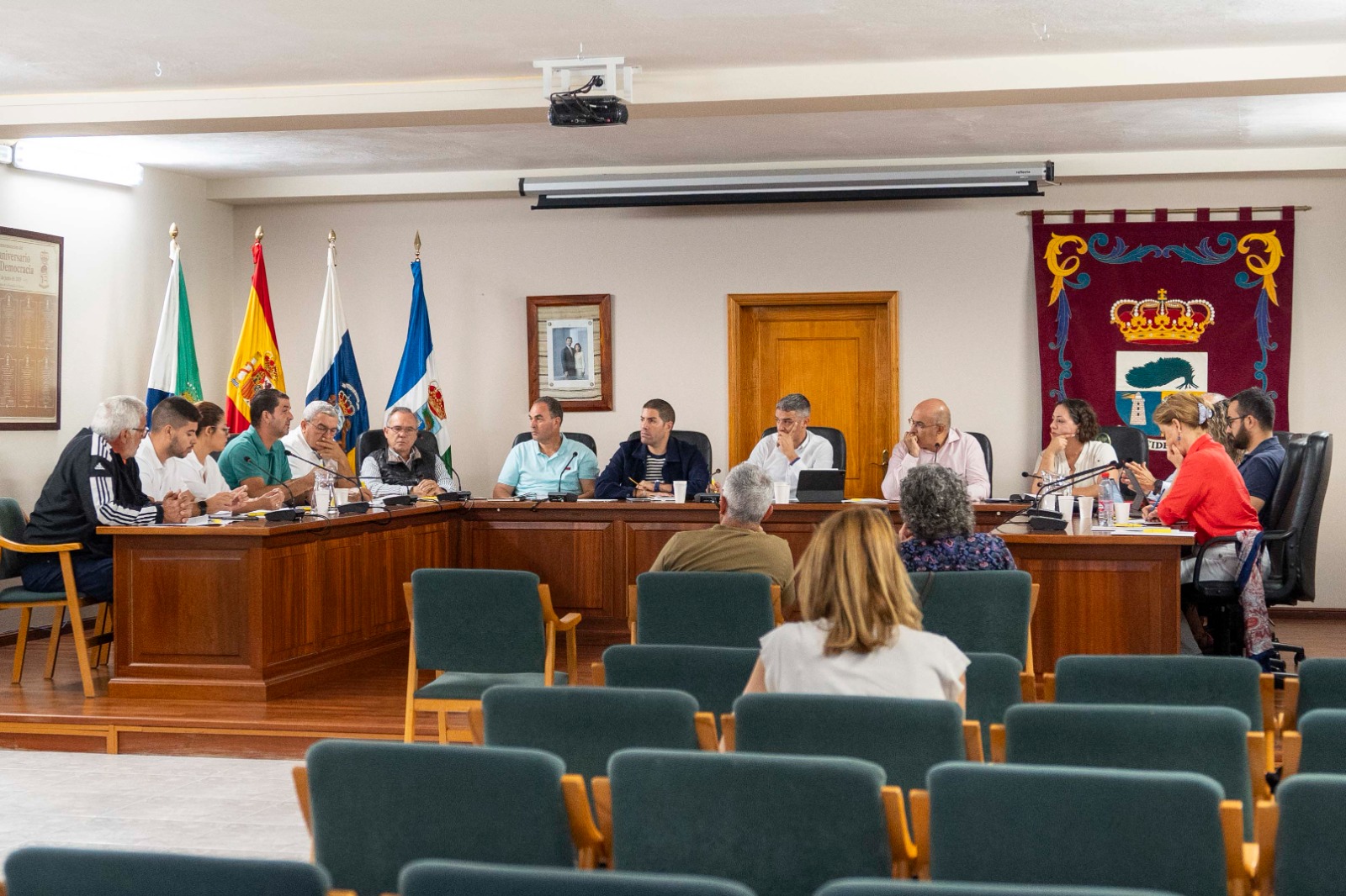 El Gobierno de Canarias reúne al Ayuntamiento de La Frontera y a productores para concretar medidas de rescate para el cultivo de la piña de El Hierro