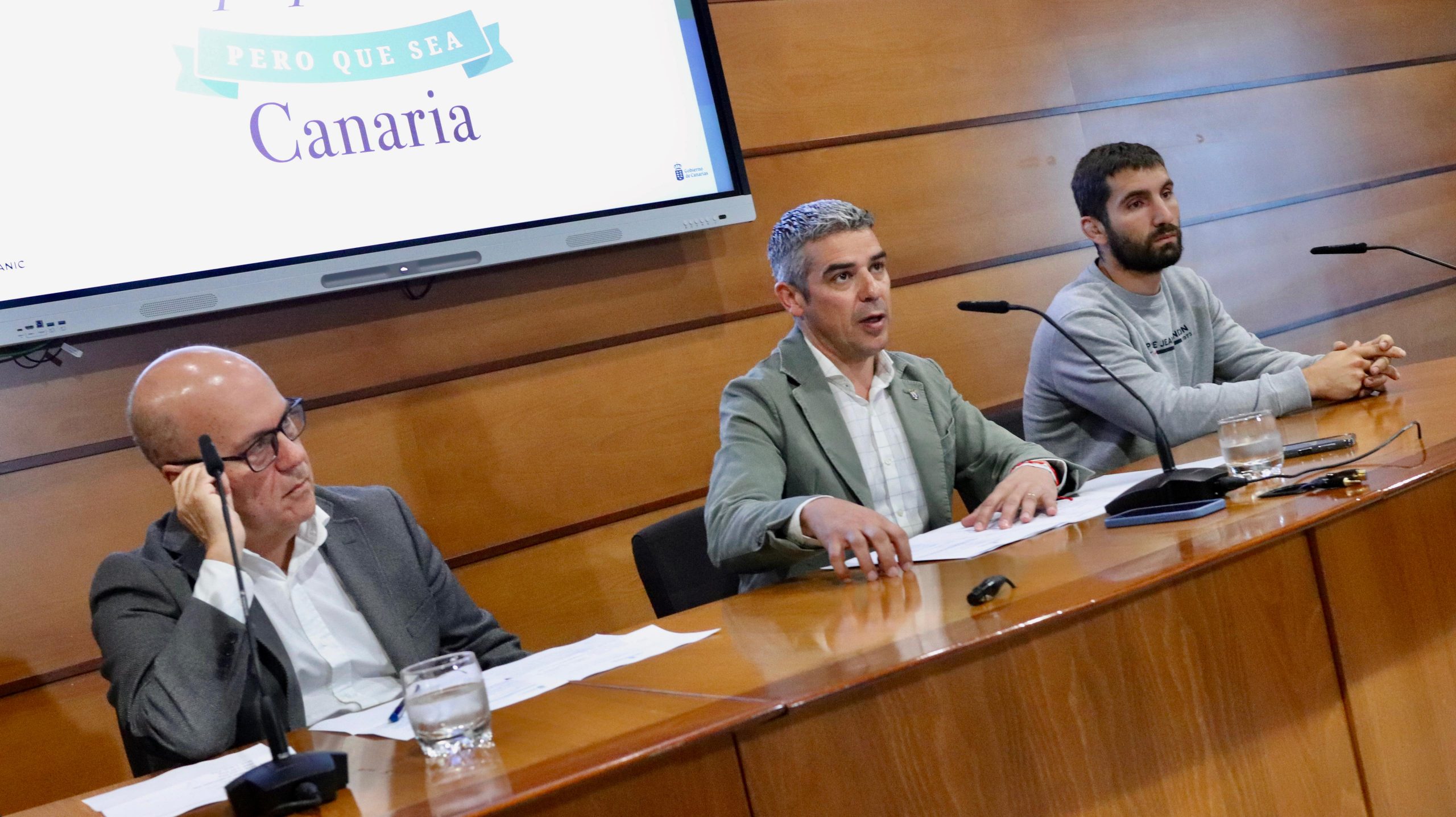 “Mándate una...